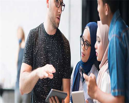 保姆记录郑州有钱雇主，美甲师带礼物上门服务，有钱真享受