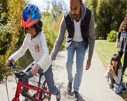 传闻中杀人不眨眼的暴君，竟被一个小女娃给吃死了。要让她当女帝